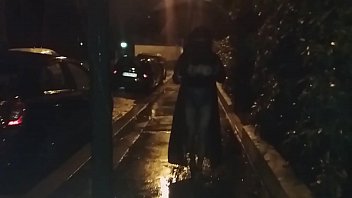mature gros seins marche dans la rue