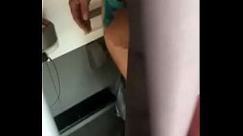 elsia se masturbe et ejacule dans une voiture