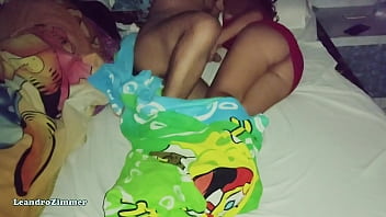 esposo borracho la esposa folla en la misma cama amigo