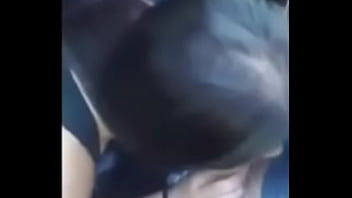 pendejito chupa la verga en el auto y le llenan la boca de leche